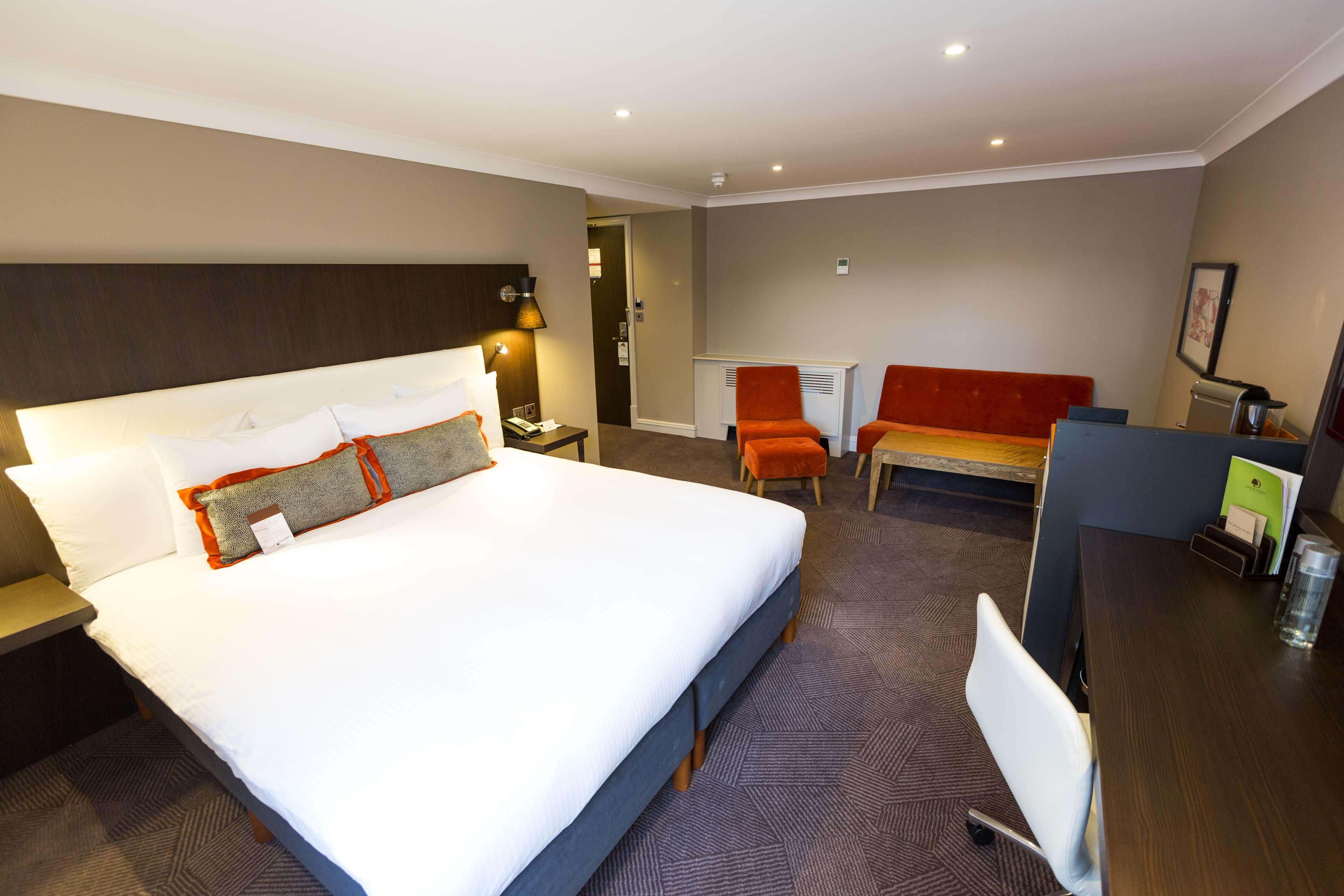 Hotel Doubletree By Hilton London Ealing Exterior foto