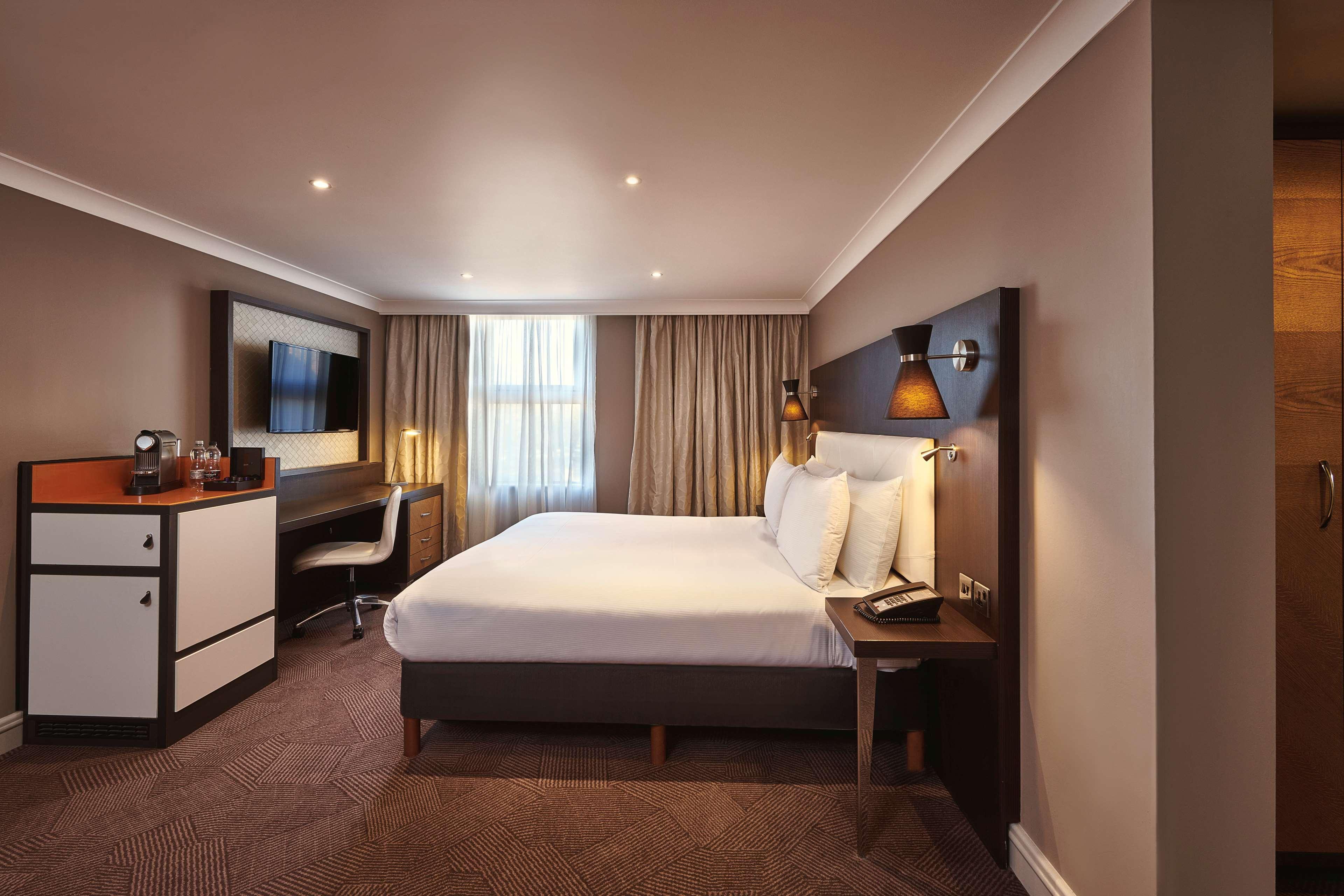 Hotel Doubletree By Hilton London Ealing Exterior foto