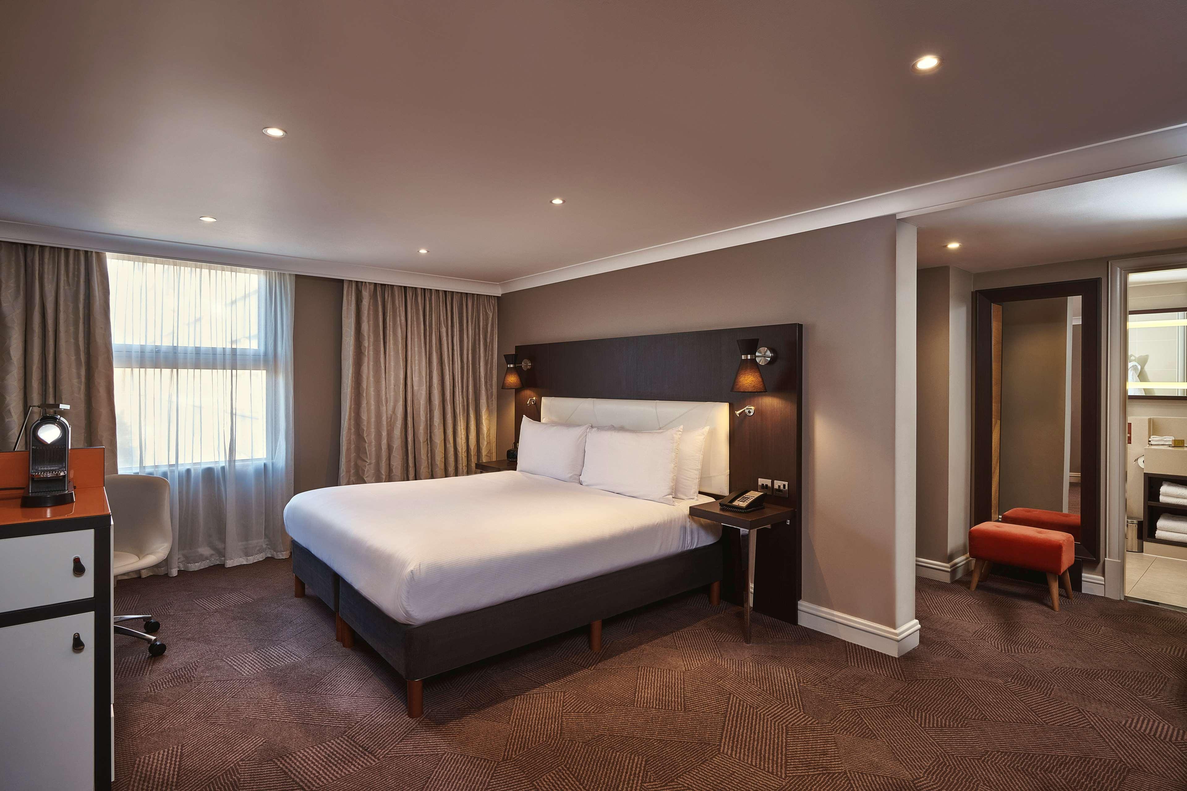 Hotel Doubletree By Hilton London Ealing Exterior foto