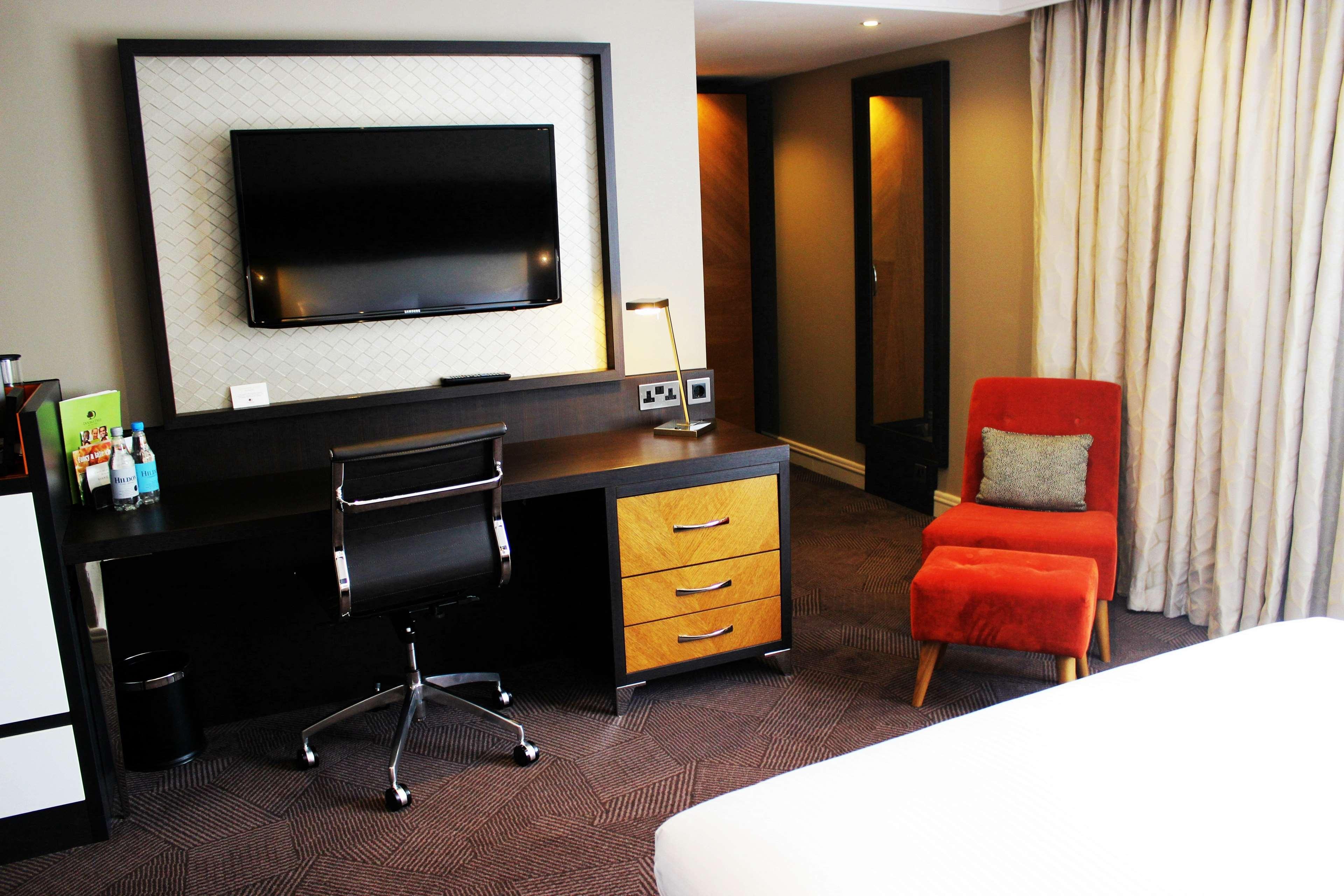 Hotel Doubletree By Hilton London Ealing Exterior foto