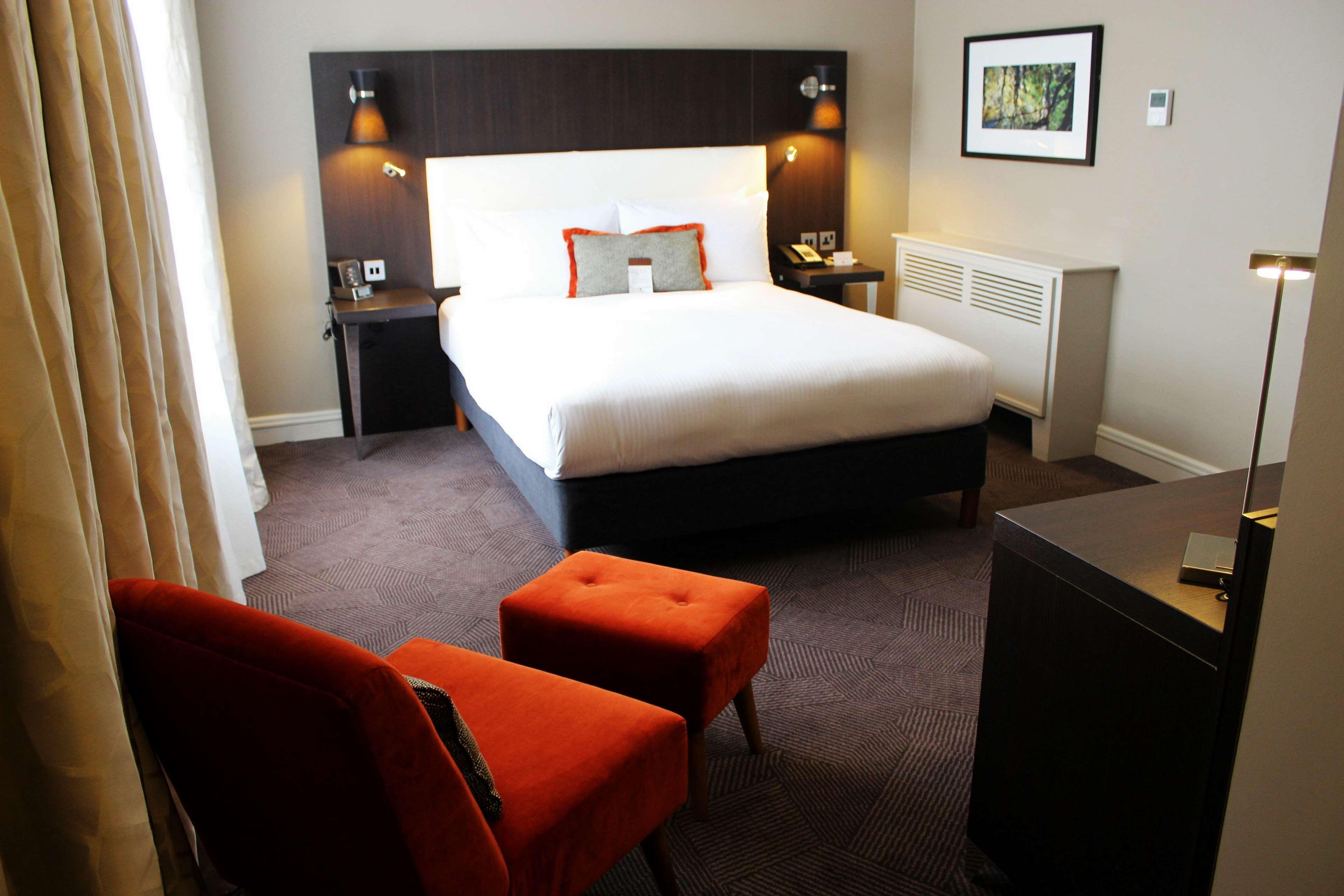 Hotel Doubletree By Hilton London Ealing Exterior foto