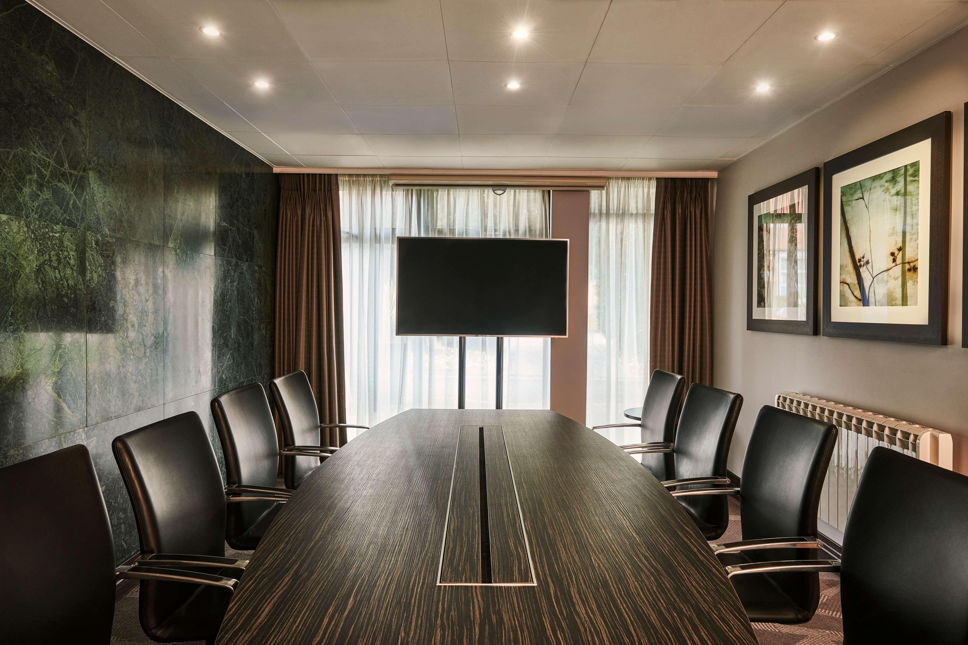 Hotel Doubletree By Hilton London Ealing Exterior foto