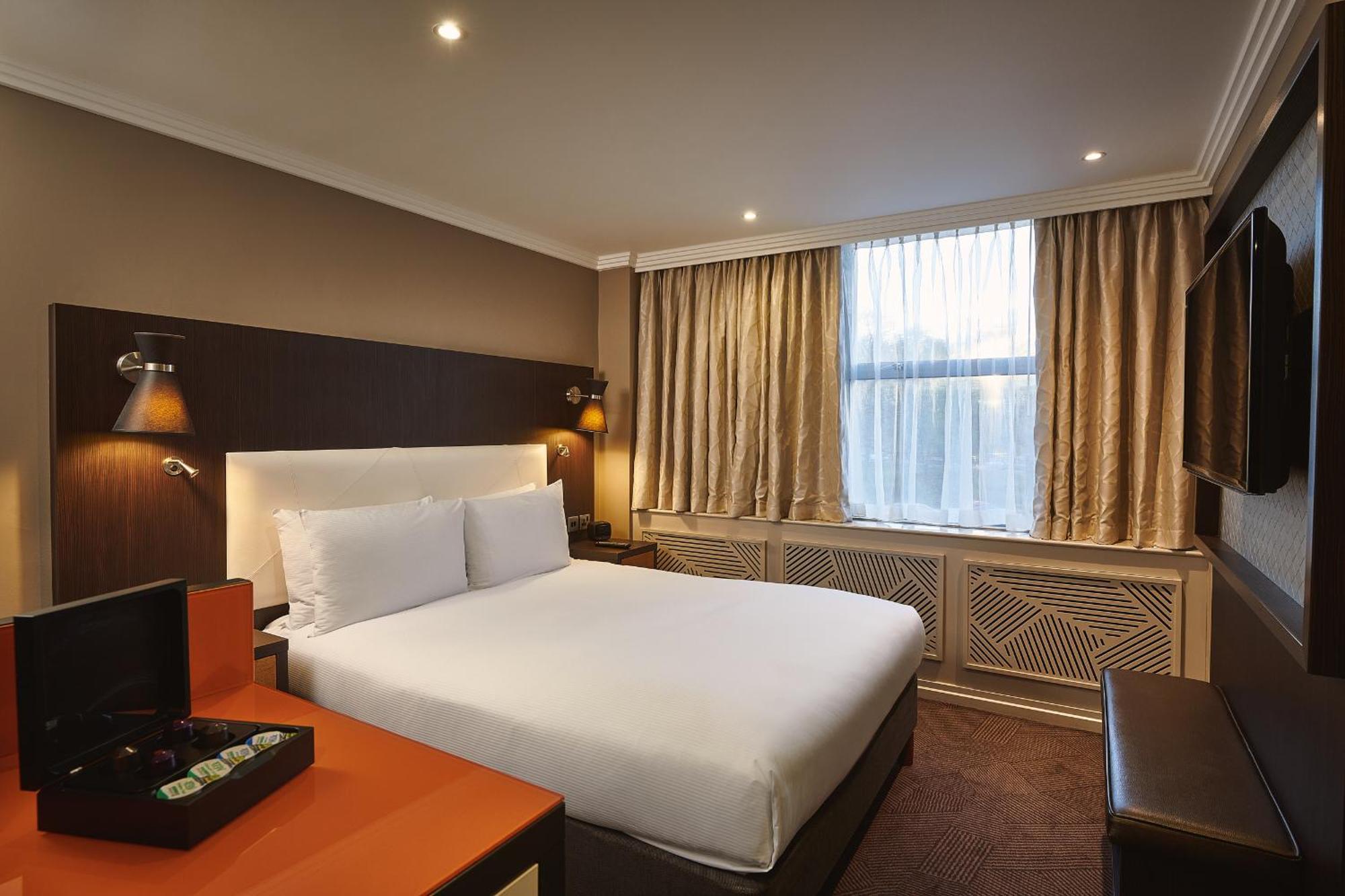 Hotel Doubletree By Hilton London Ealing Exterior foto