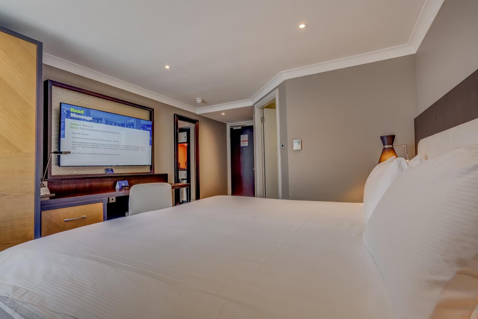Hotel Doubletree By Hilton London Ealing Exterior foto