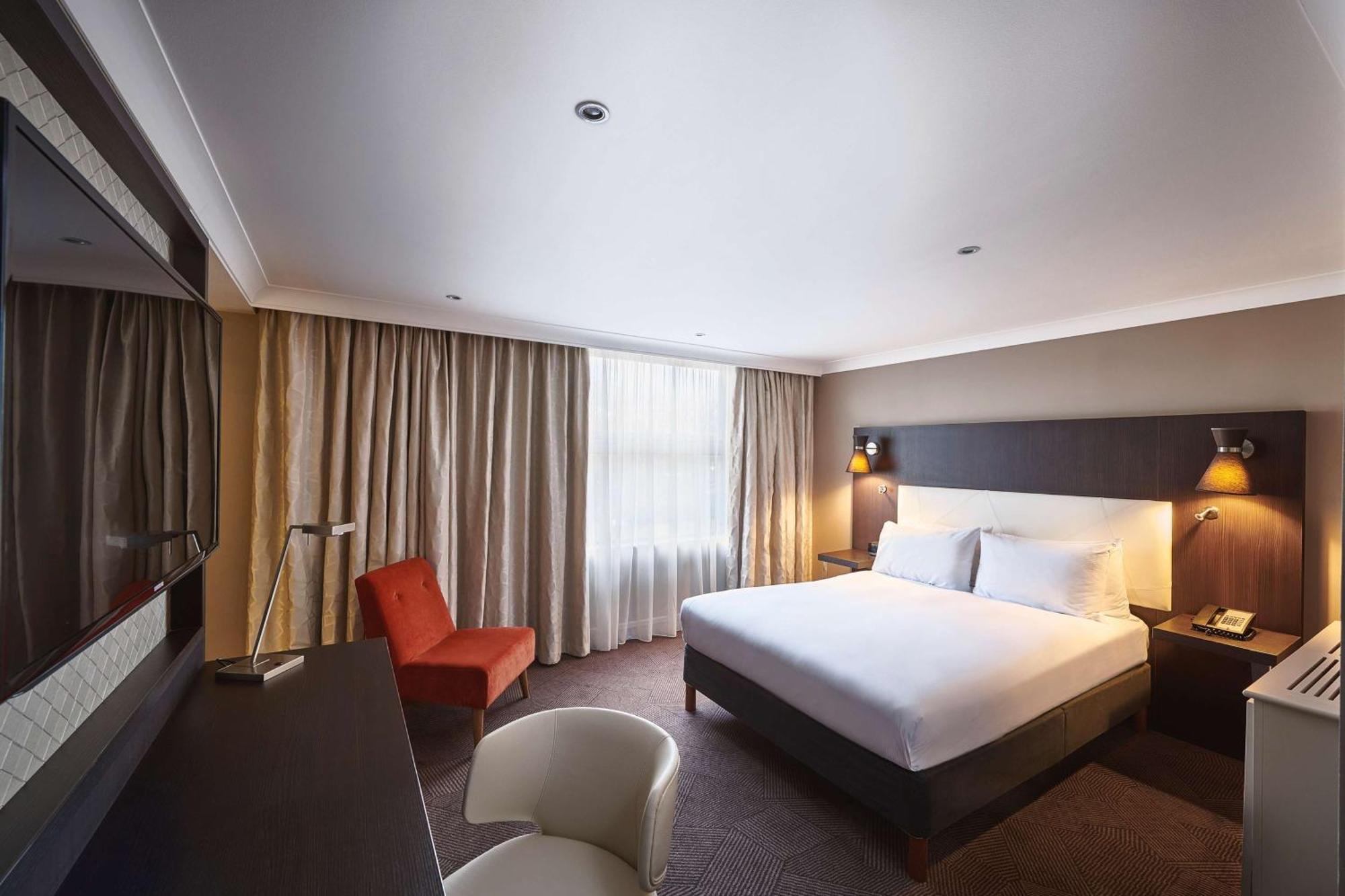 Hotel Doubletree By Hilton London Ealing Exterior foto