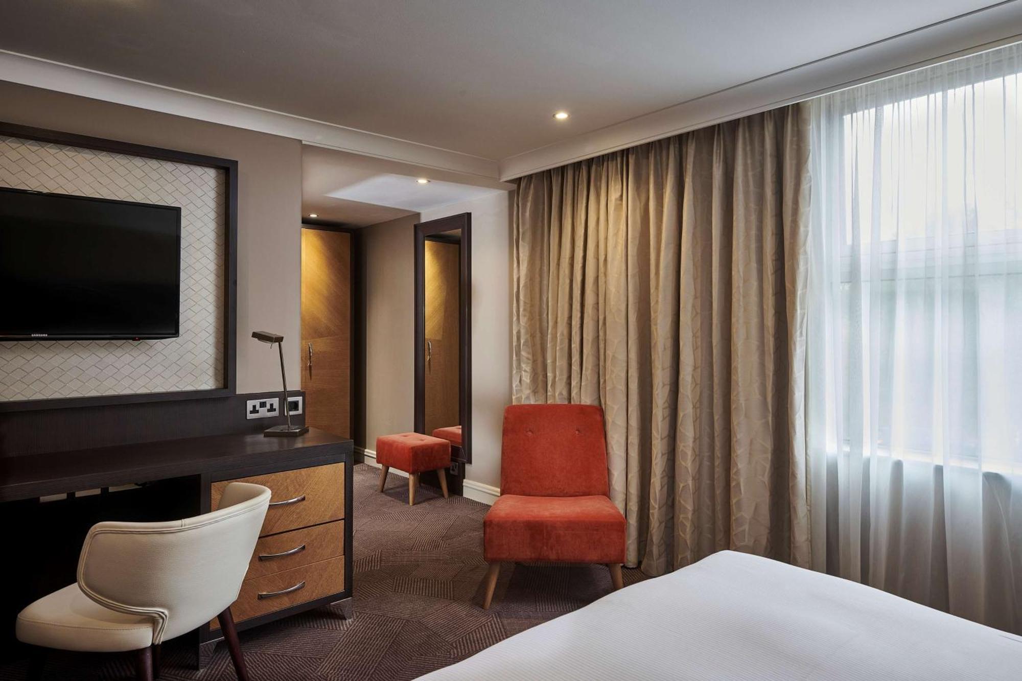 Hotel Doubletree By Hilton London Ealing Exterior foto
