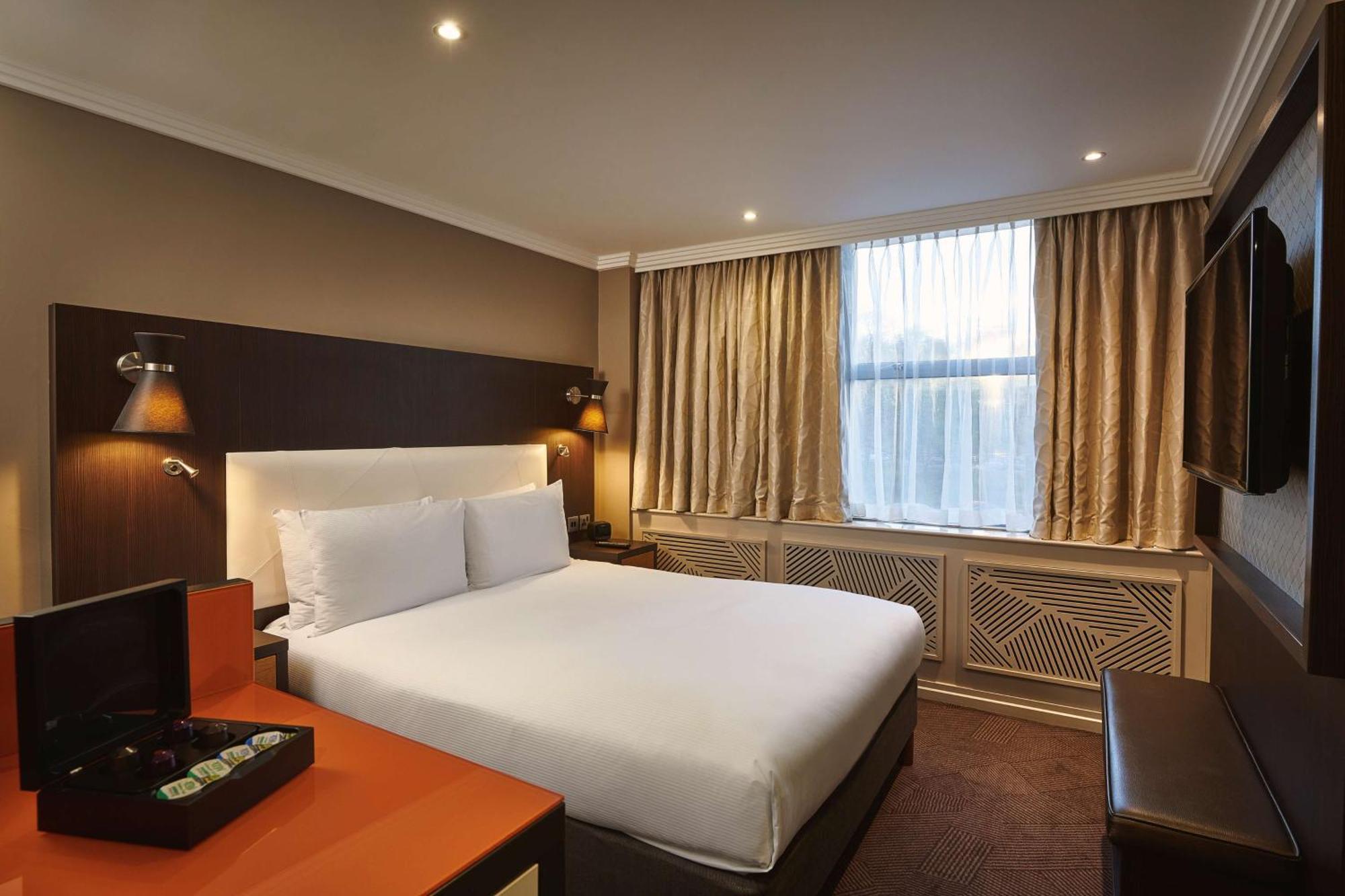 Hotel Doubletree By Hilton London Ealing Exterior foto