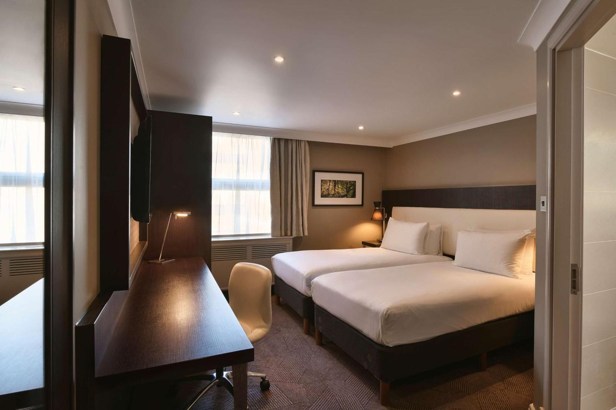 Hotel Doubletree By Hilton London Ealing Exterior foto