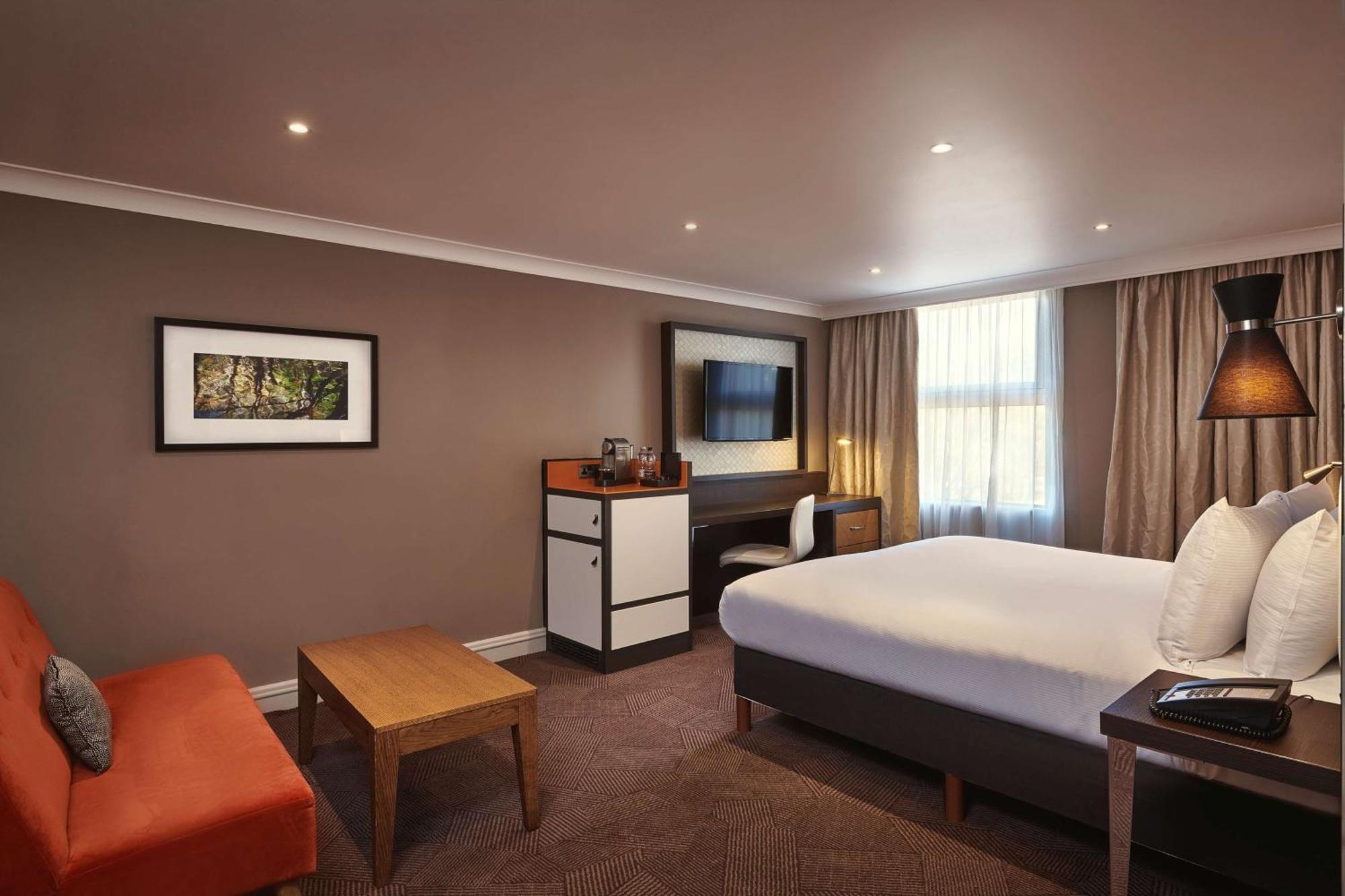 Hotel Doubletree By Hilton London Ealing Exterior foto