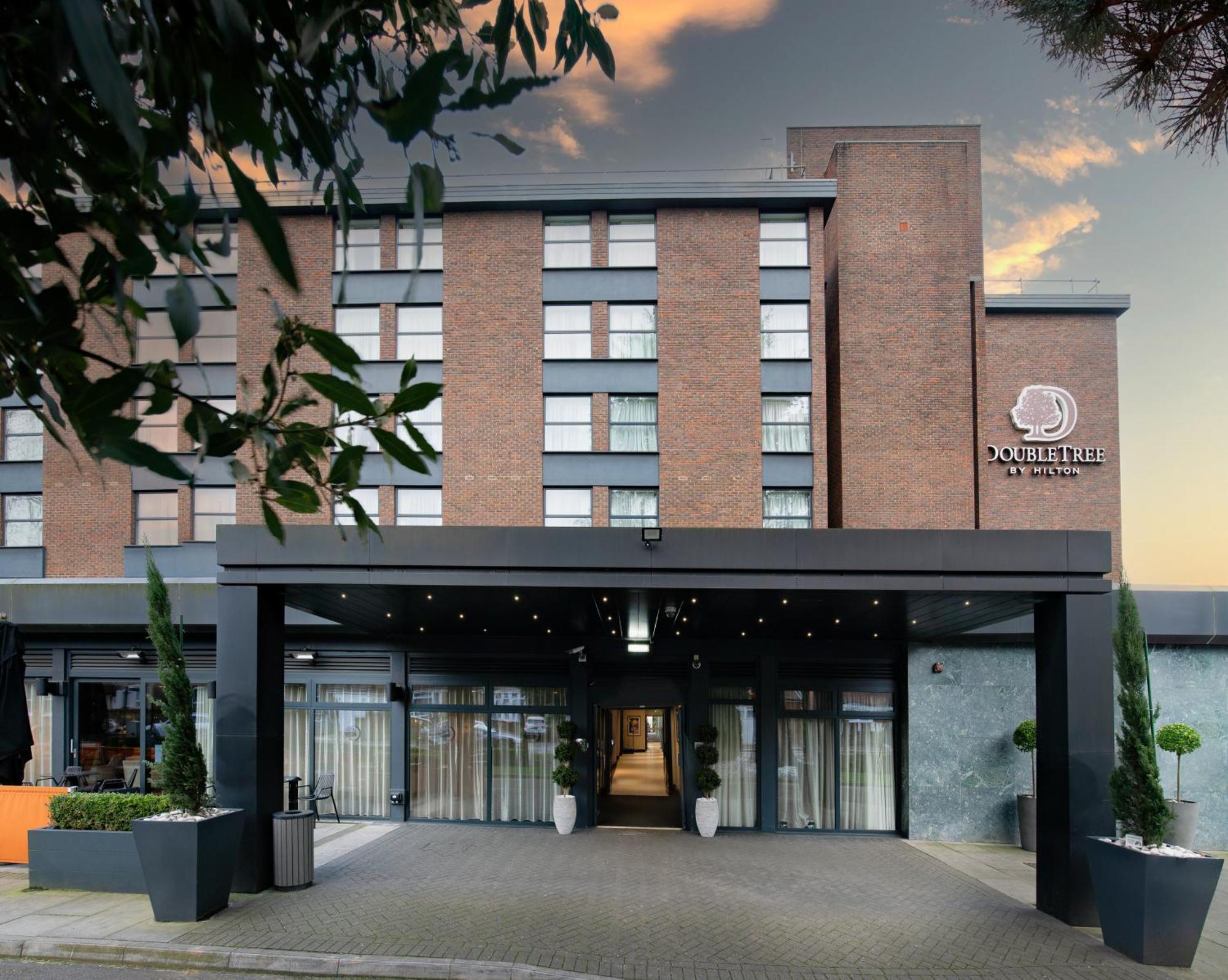 Hotel Doubletree By Hilton London Ealing Exterior foto
