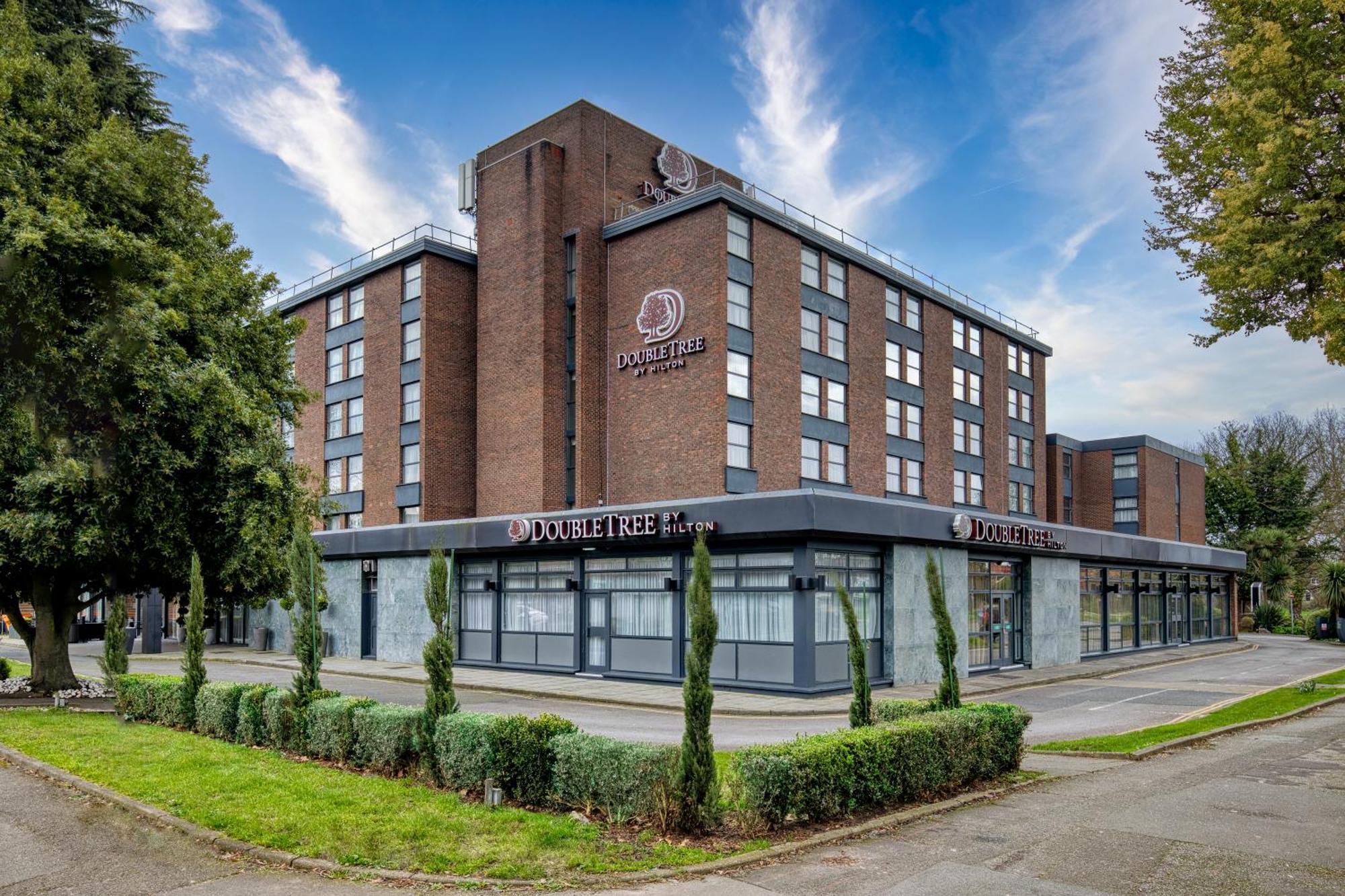 Hotel Doubletree By Hilton London Ealing Exterior foto
