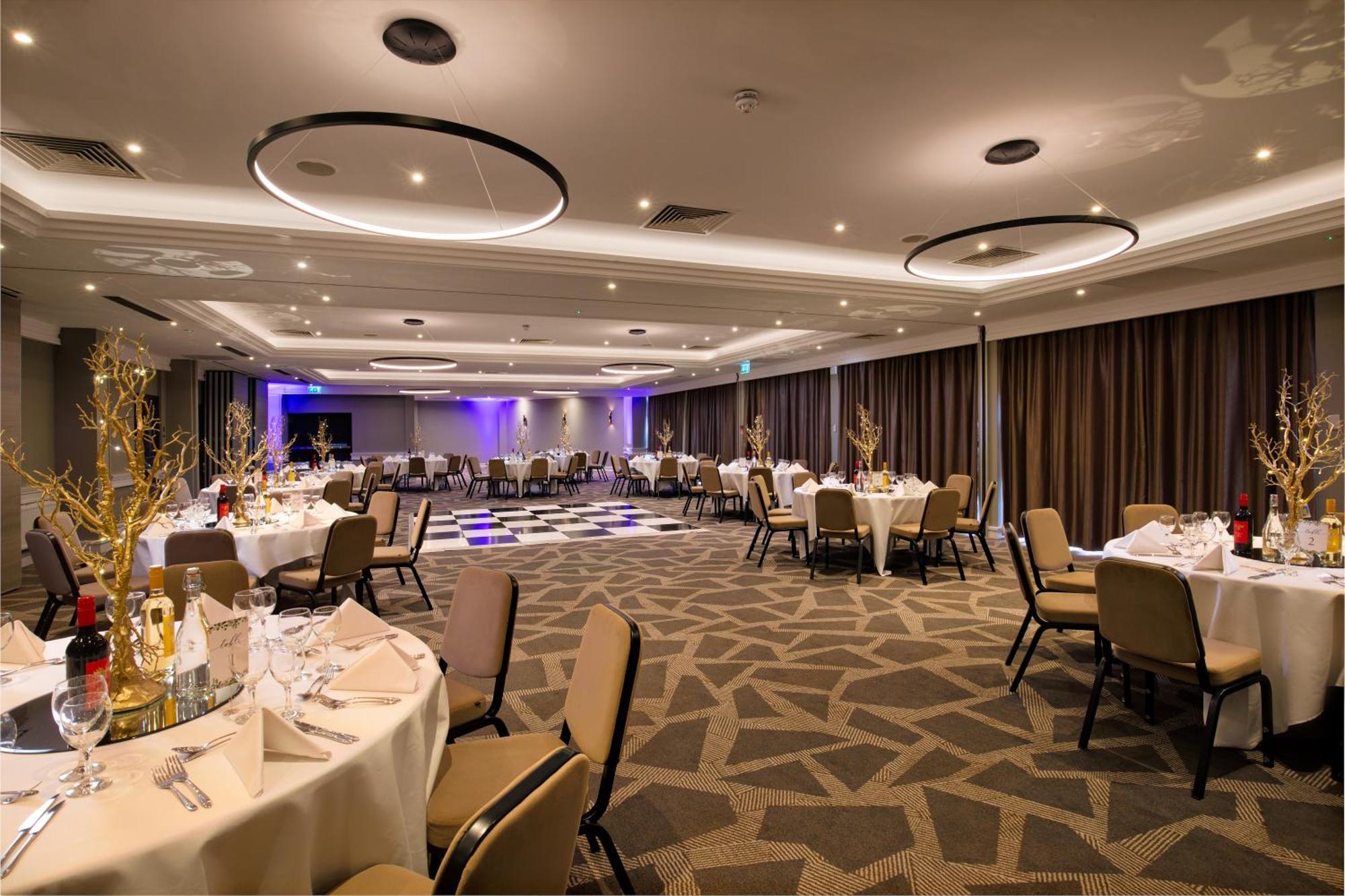 Hotel Doubletree By Hilton London Ealing Exterior foto