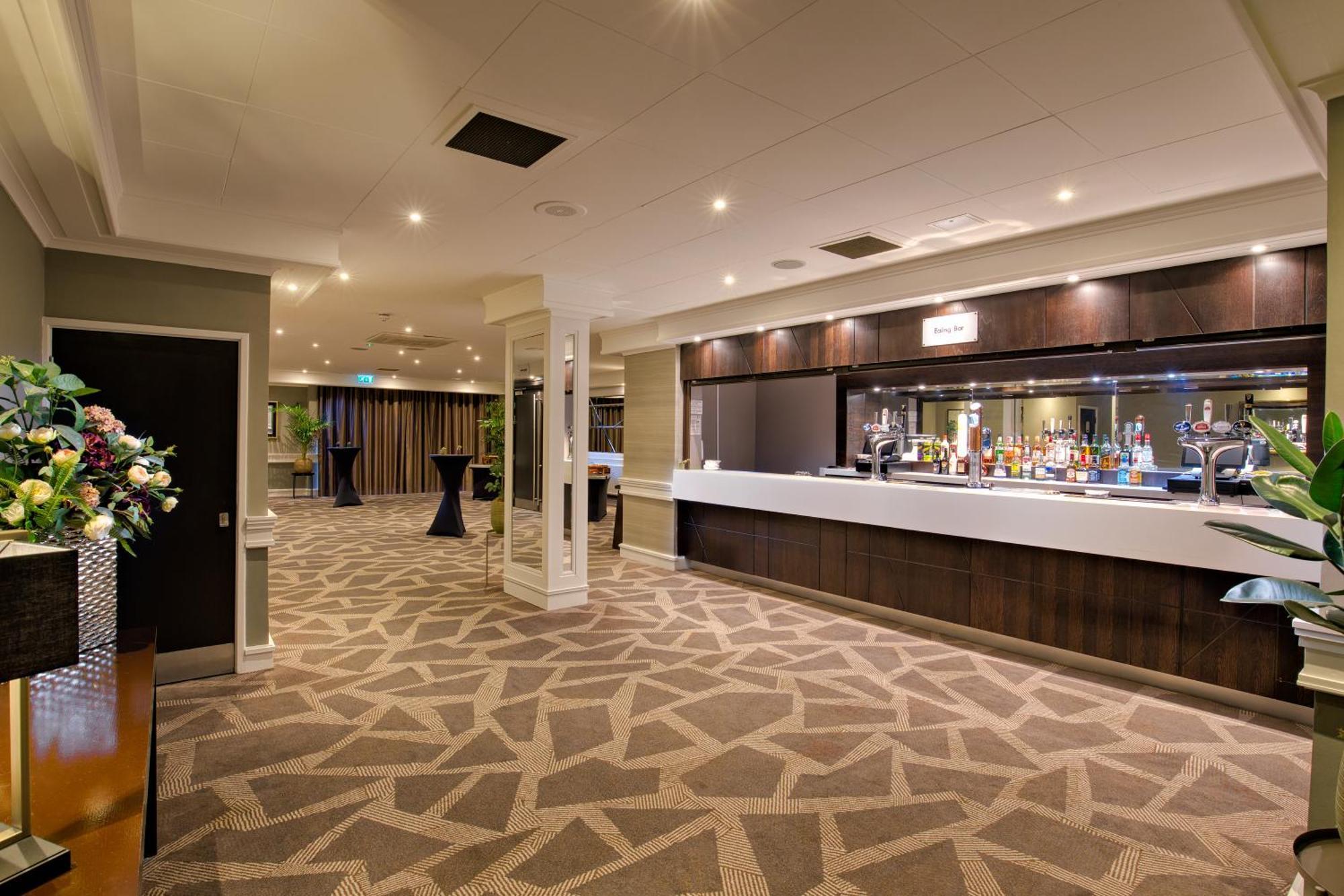 Hotel Doubletree By Hilton London Ealing Exterior foto