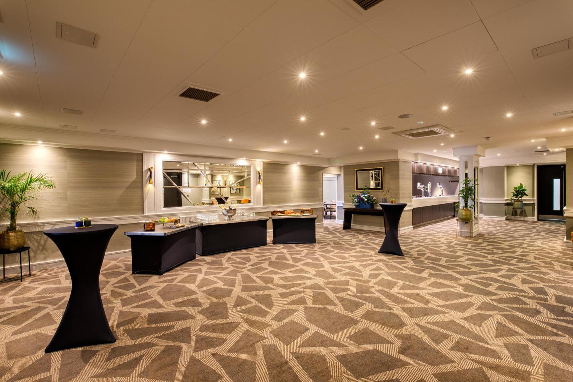 Hotel Doubletree By Hilton London Ealing Exterior foto