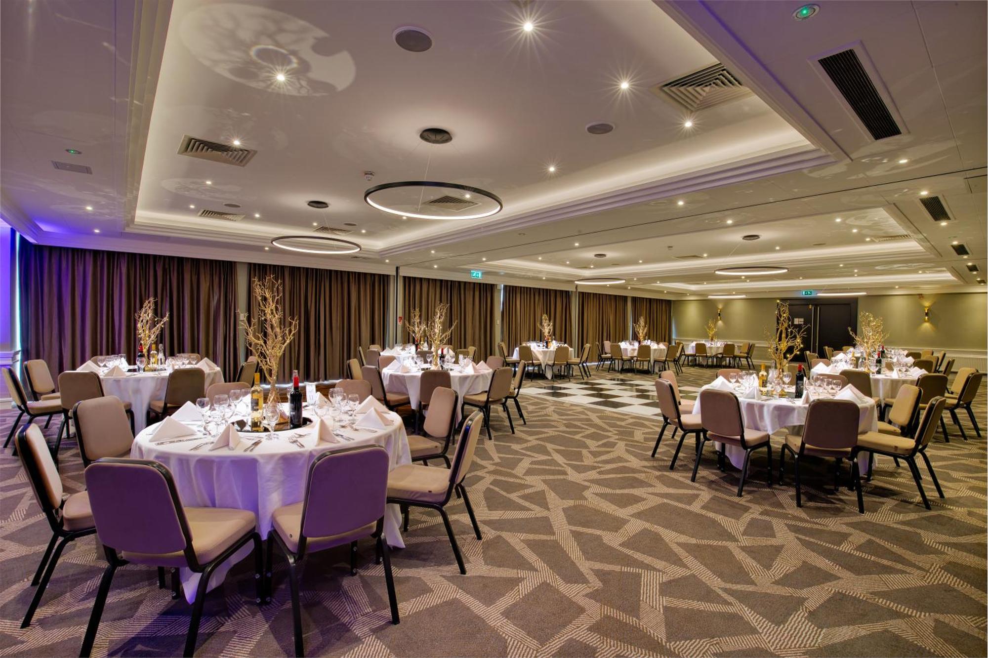Hotel Doubletree By Hilton London Ealing Exterior foto