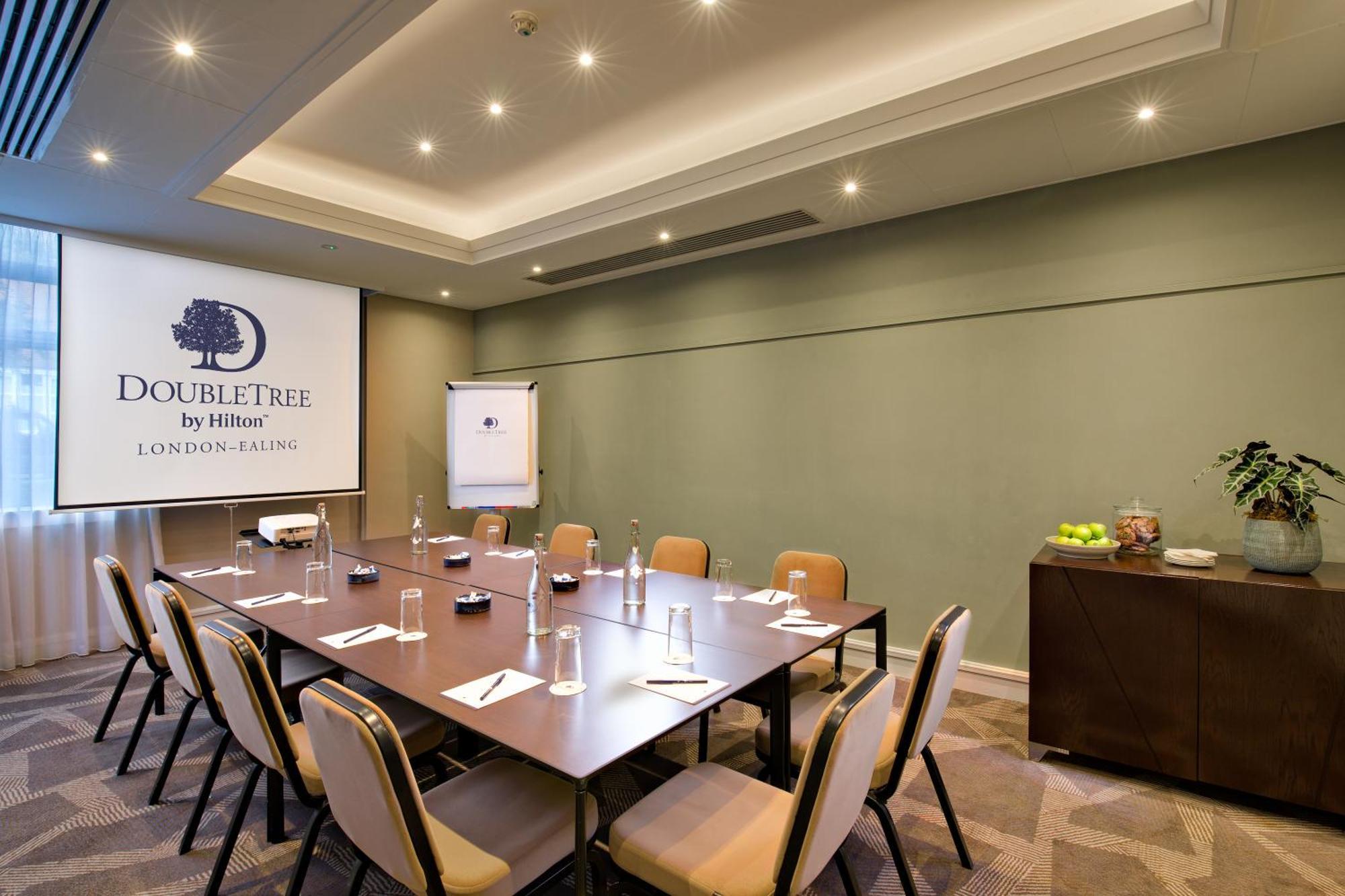Hotel Doubletree By Hilton London Ealing Exterior foto