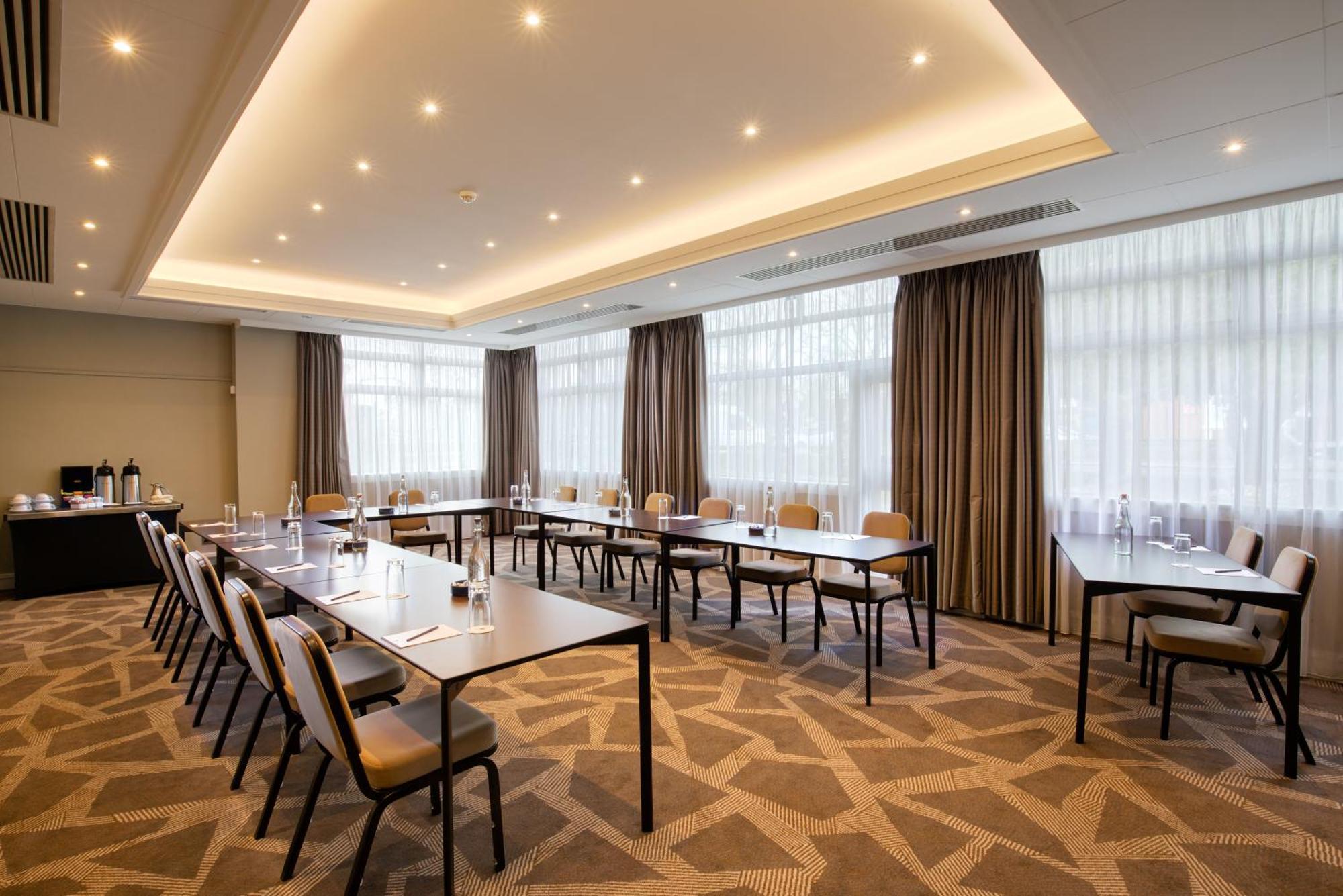 Hotel Doubletree By Hilton London Ealing Exterior foto