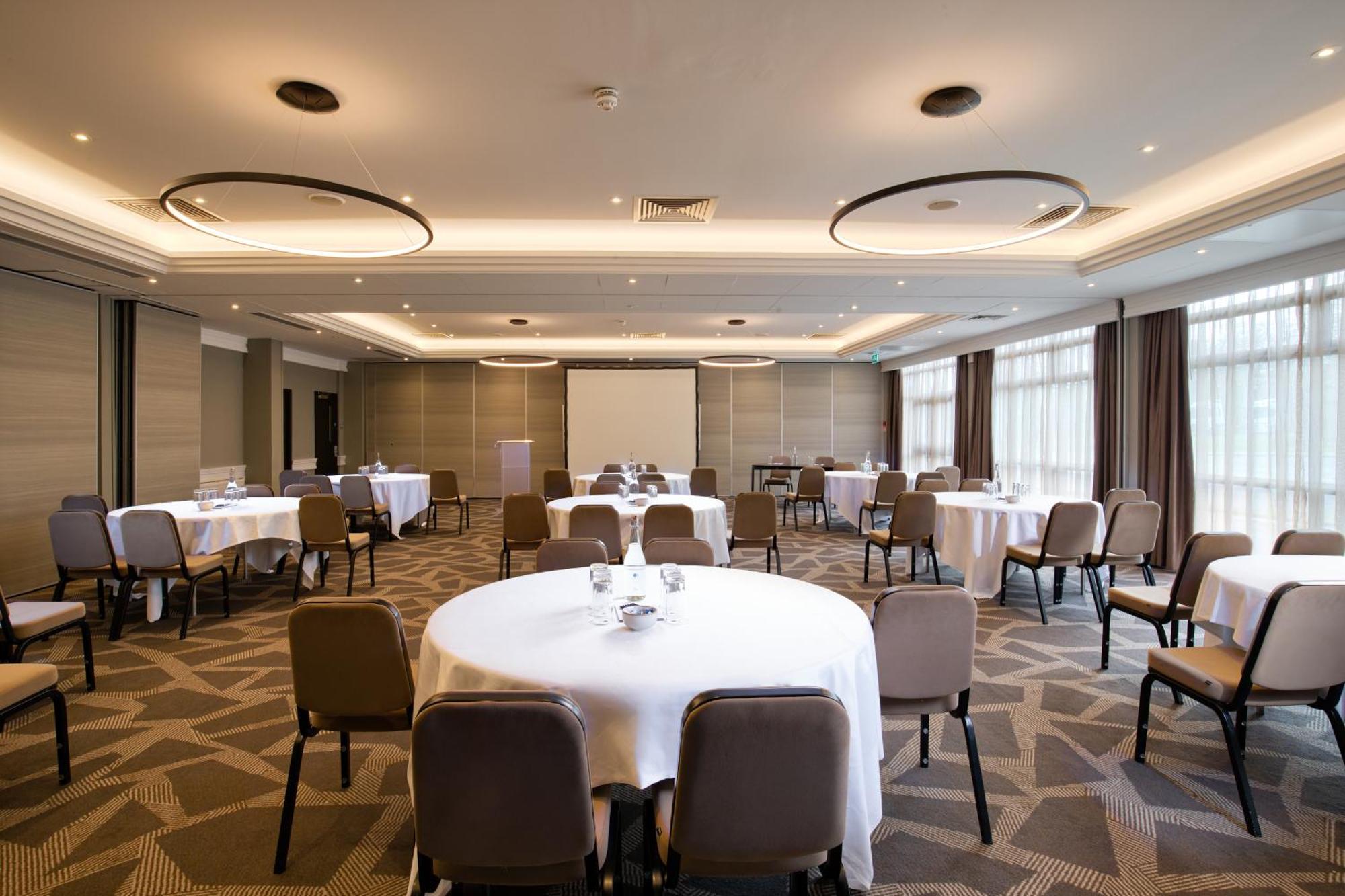 Hotel Doubletree By Hilton London Ealing Exterior foto
