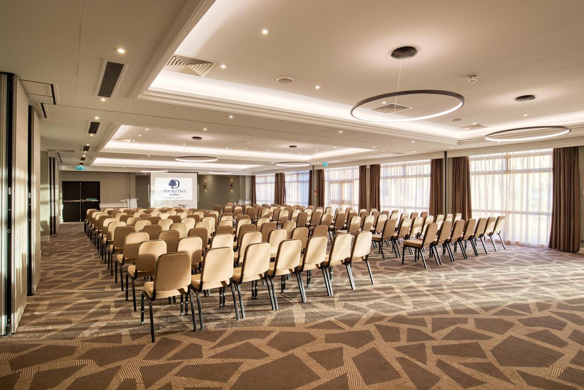 Hotel Doubletree By Hilton London Ealing Exterior foto