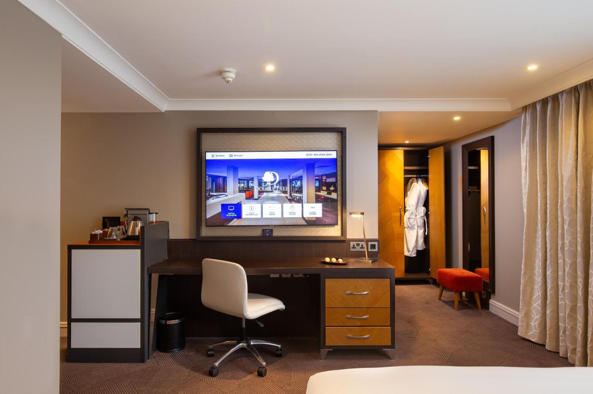 Hotel Doubletree By Hilton London Ealing Exterior foto
