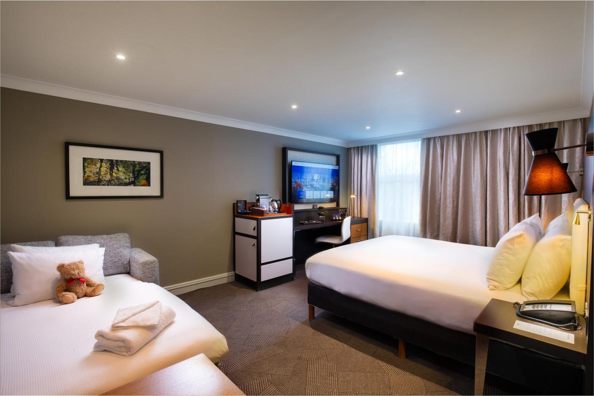 Hotel Doubletree By Hilton London Ealing Exterior foto