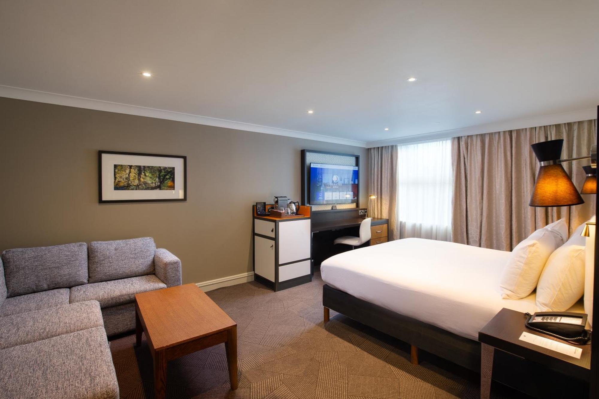 Hotel Doubletree By Hilton London Ealing Exterior foto