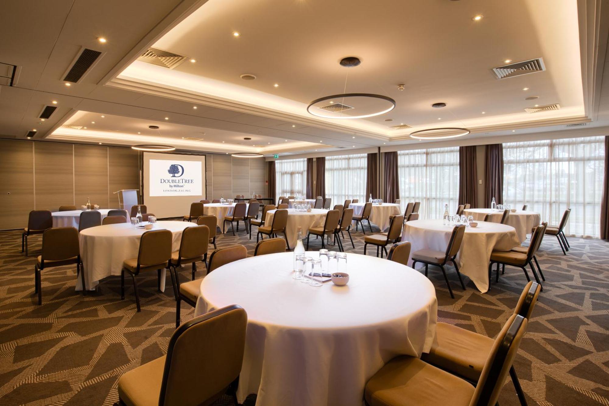 Hotel Doubletree By Hilton London Ealing Exterior foto