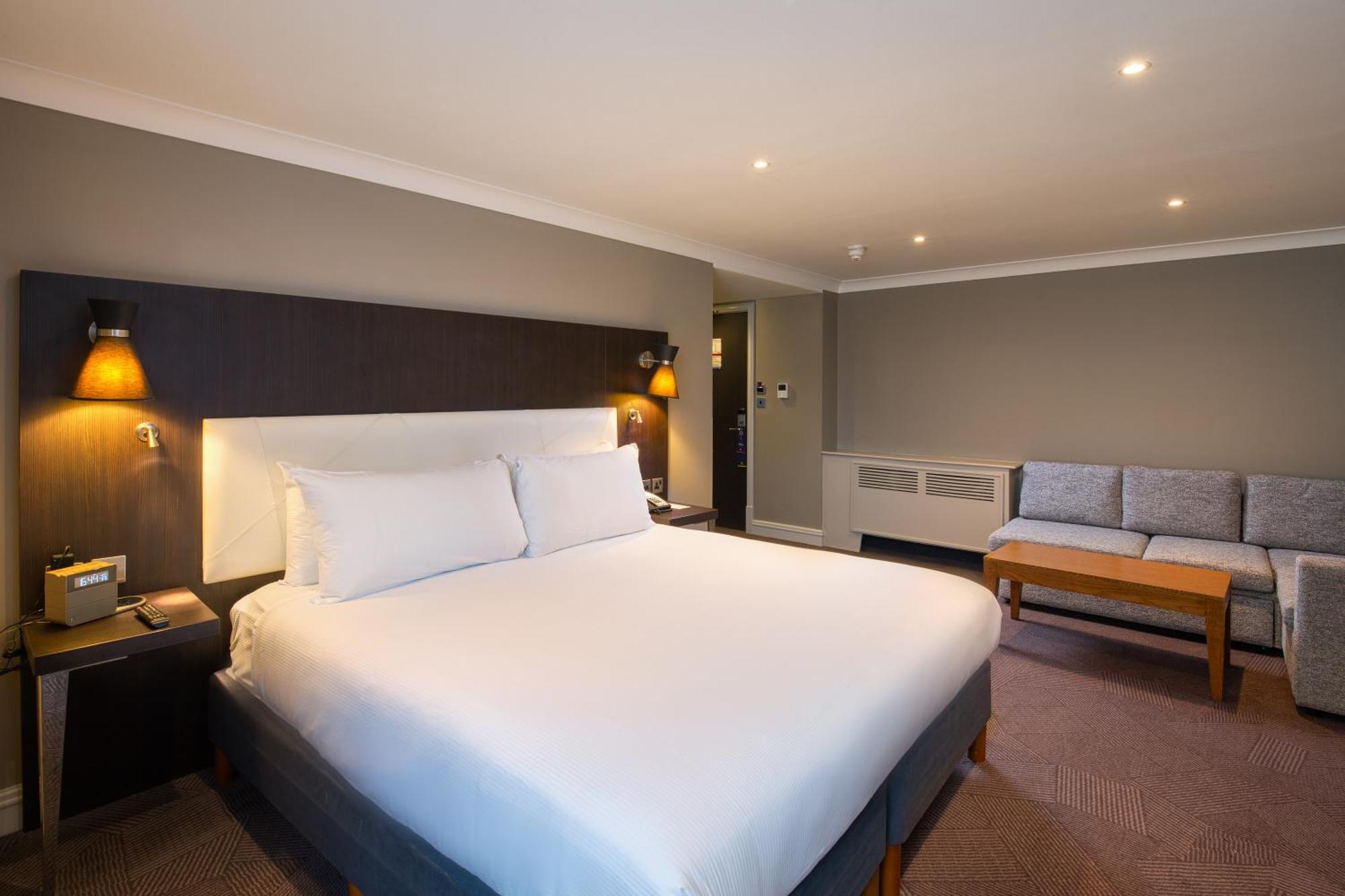 Hotel Doubletree By Hilton London Ealing Exterior foto