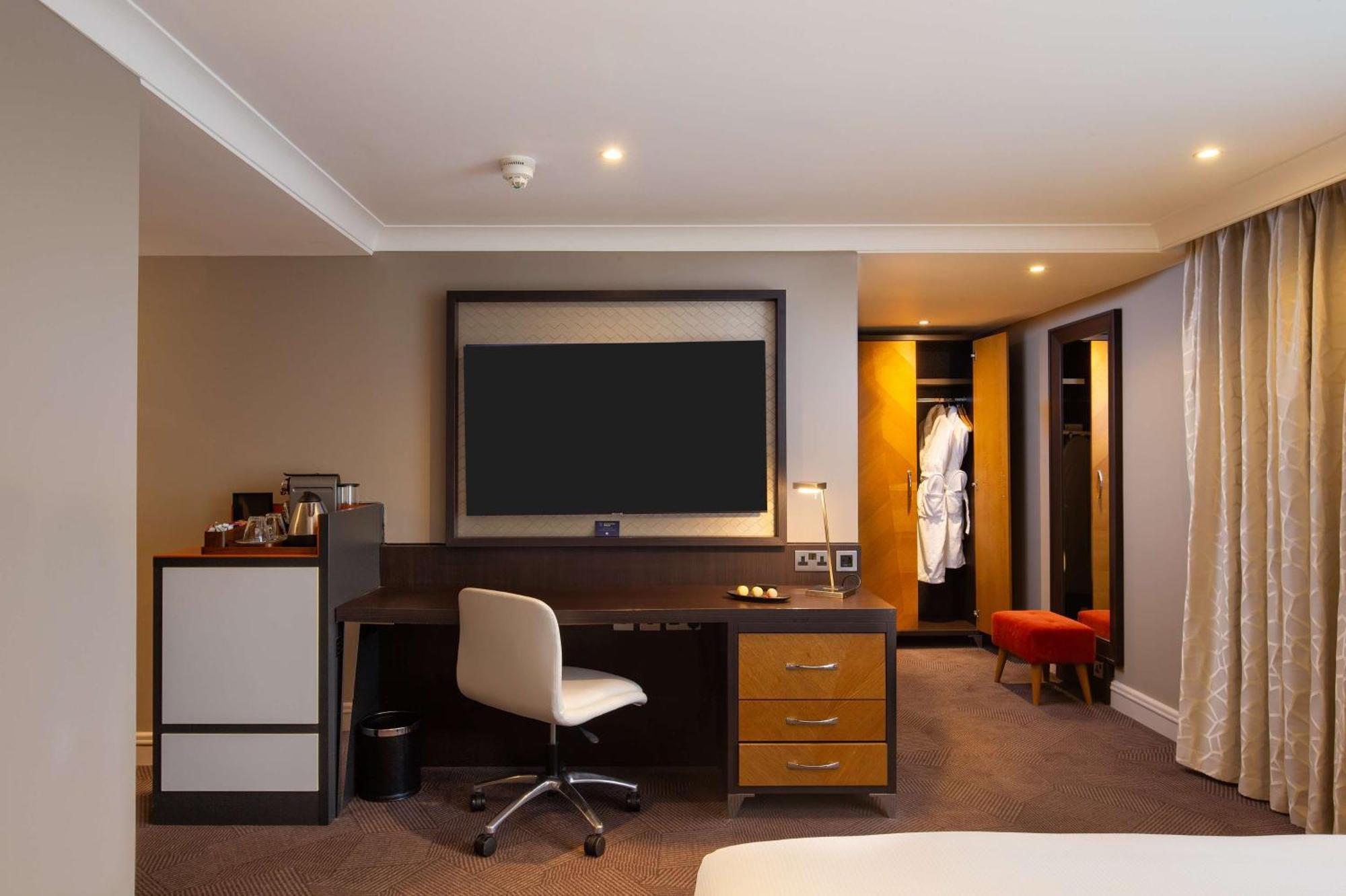 Hotel Doubletree By Hilton London Ealing Exterior foto