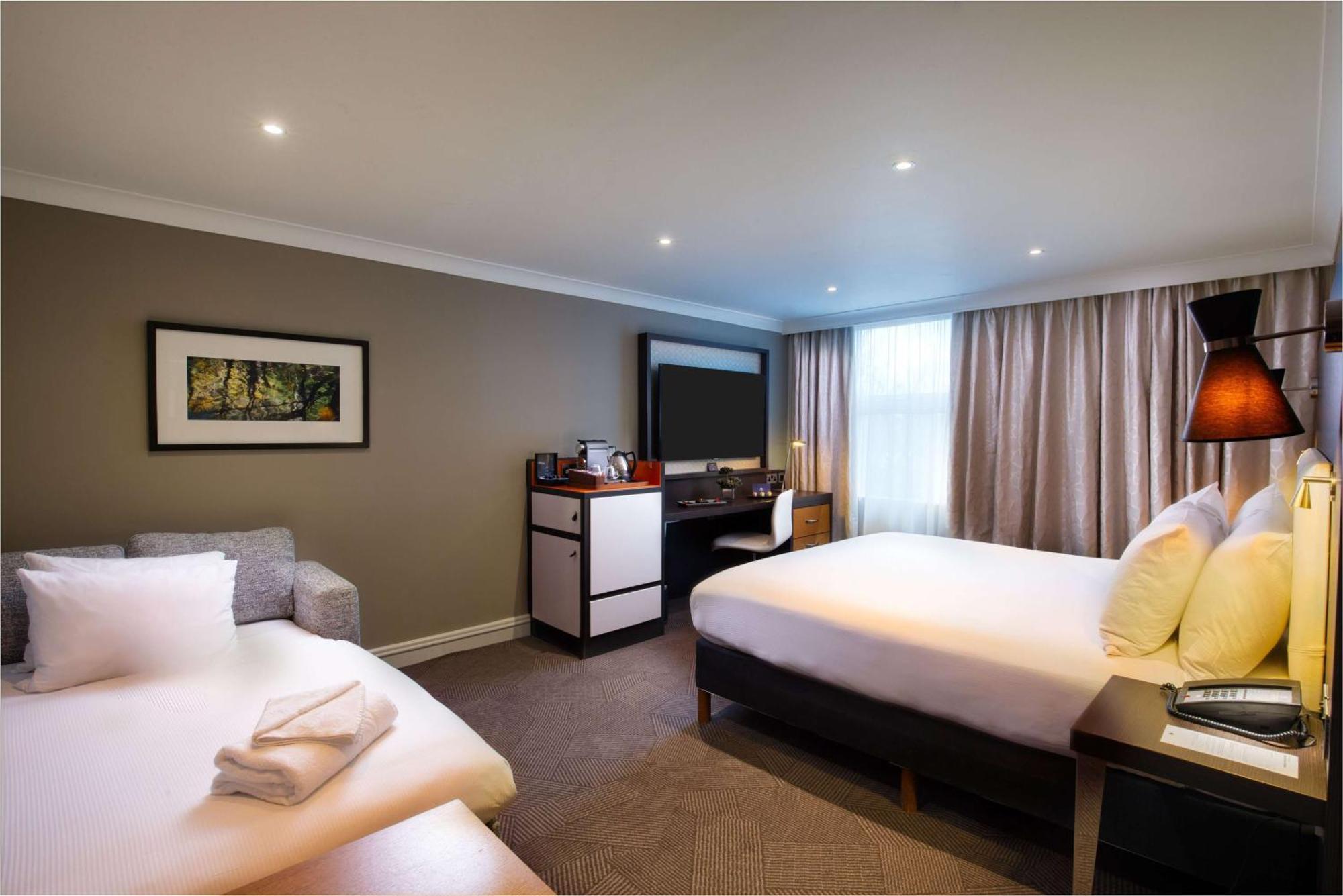 Hotel Doubletree By Hilton London Ealing Exterior foto